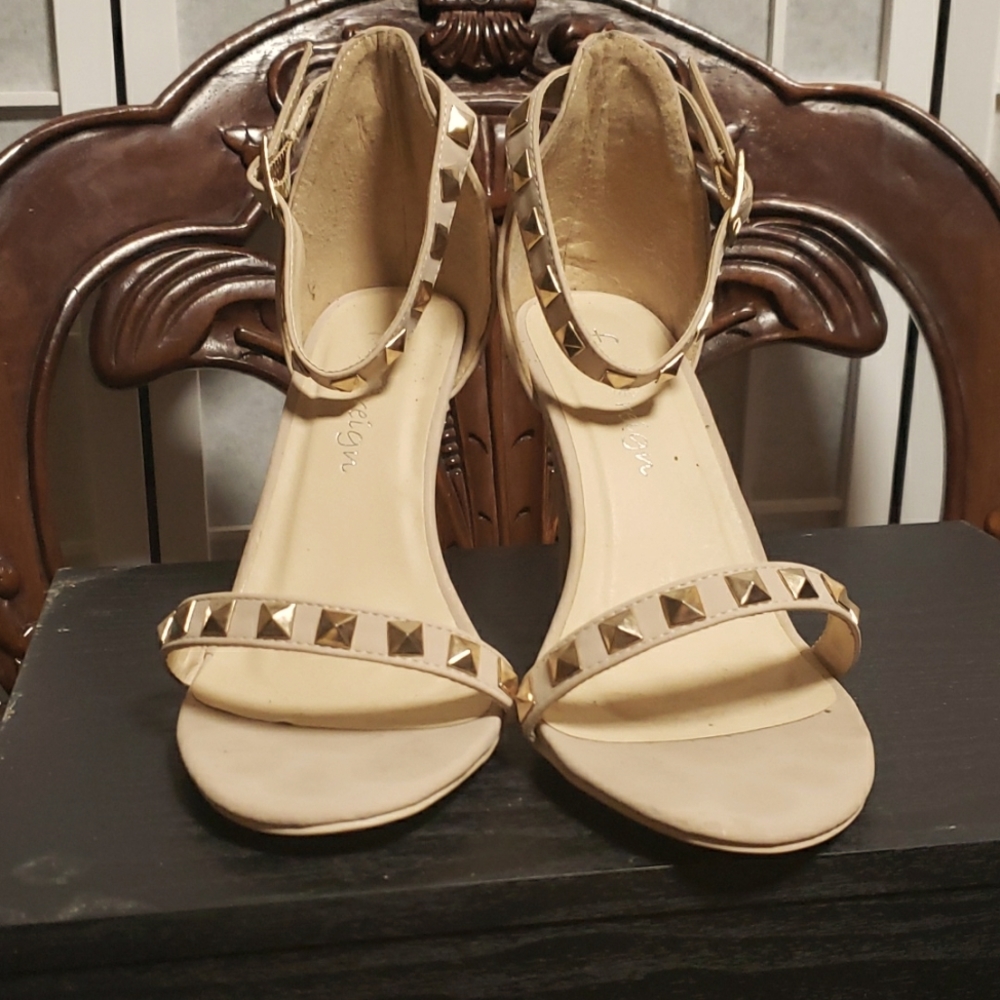 Heel size 10 nude color